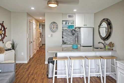 Beachfront Corpus Christi Condo with Deck and Views! - image 12