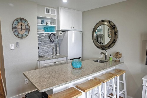 Beachfront Corpus Christi Condo with Deck and Views! - image 7