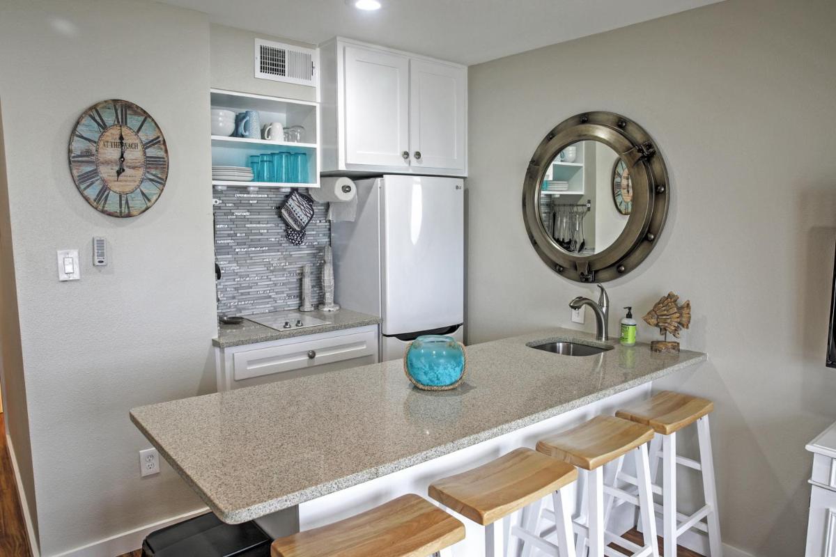 Beachfront Corpus Christi Condo with Deck and Views! - image 7