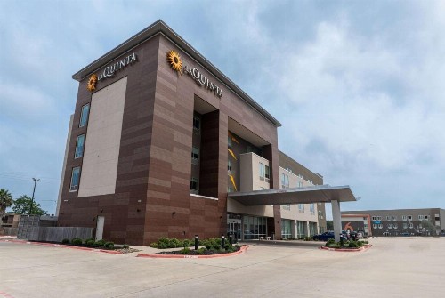 La Quinta Inn & Suites by Wyndham Corpus Christi Southeast - image 10