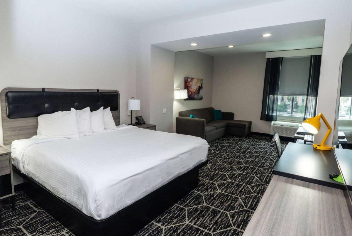 La Quinta Inn & Suites by Wyndham Corpus Christi Southeast - image 2