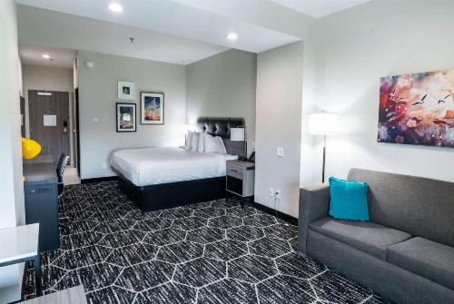 La Quinta Inn & Suites by Wyndham Corpus Christi Southeast - image 3