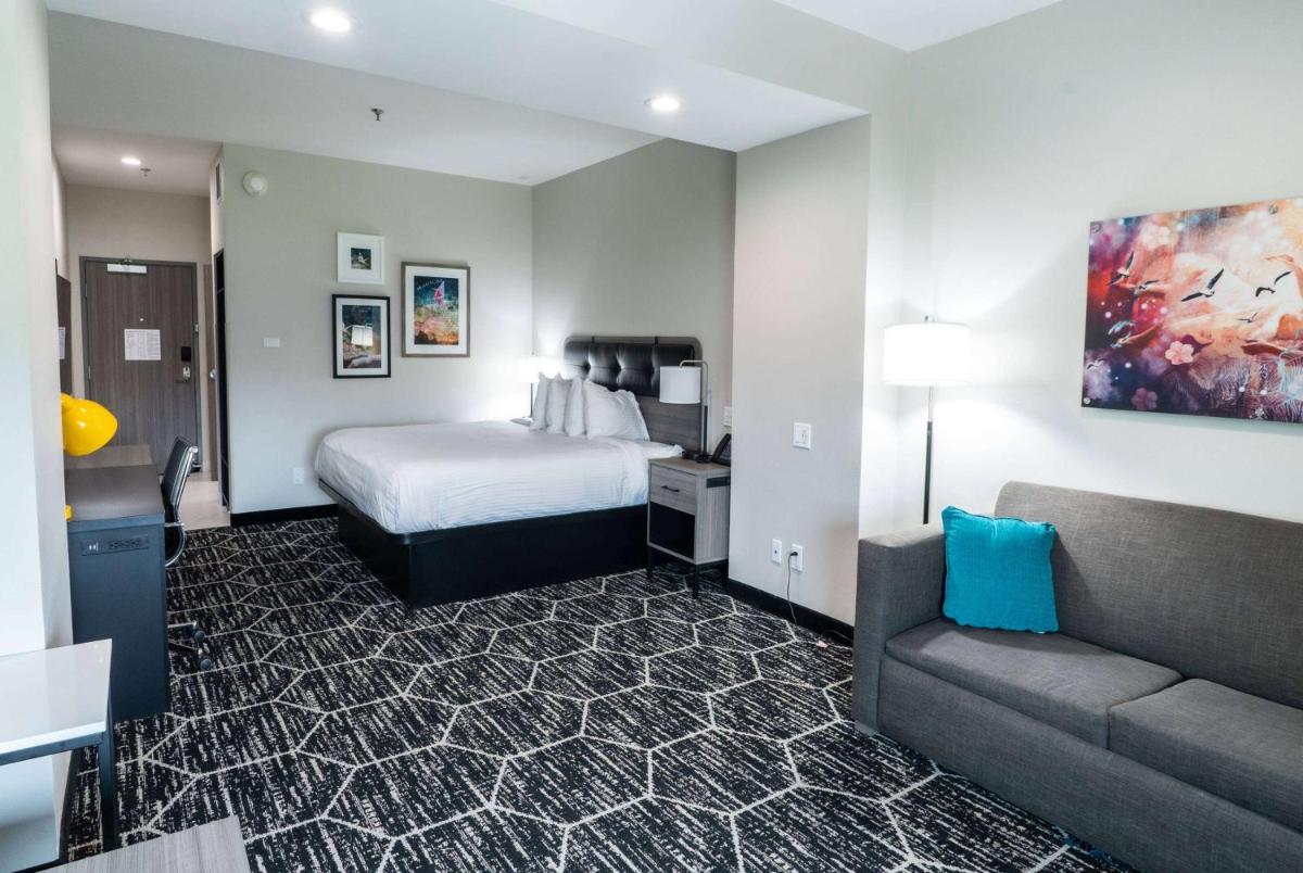 La Quinta Inn & Suites by Wyndham Corpus Christi Southeast - image 3