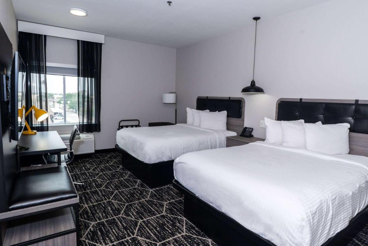 La Quinta Inn & Suites by Wyndham Corpus Christi Southeast - image 4