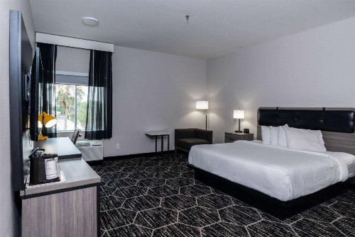 La Quinta Inn & Suites by Wyndham Corpus Christi Southeast - image 6