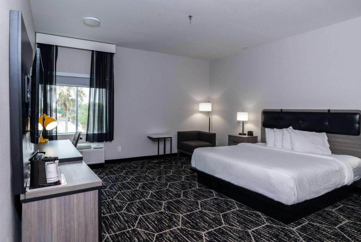 La Quinta Inn & Suites by Wyndham Corpus Christi Southeast - image 6