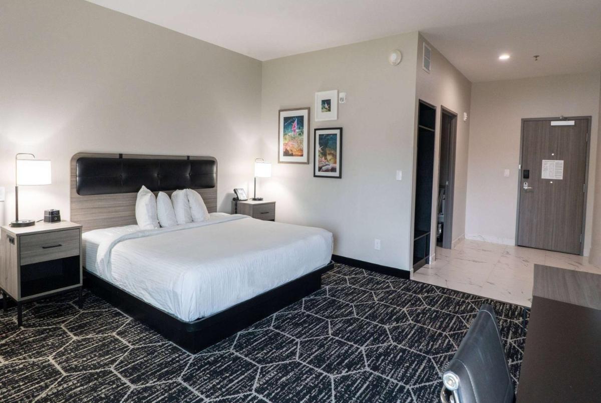 La Quinta Inn & Suites by Wyndham Corpus Christi Southeast - image 7