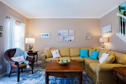 Luxurious Townhome Overlooking Tropical Pool - image 3