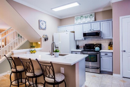 Luxurious Townhome Overlooking Tropical Pool - image 7