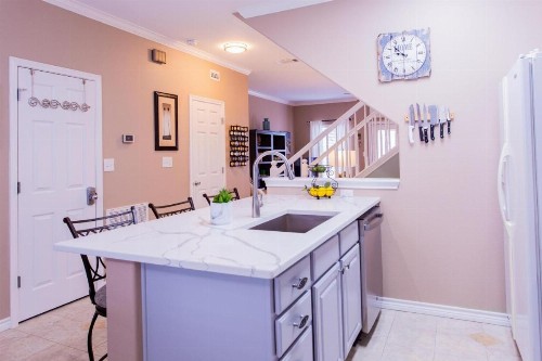 Luxurious Townhome Overlooking Tropical Pool - image 8