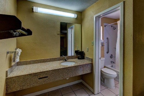 Kingsway Inn Corsicana - image 12