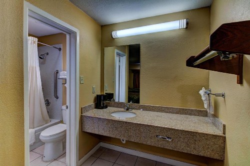 Kingsway Inn Corsicana - image 13