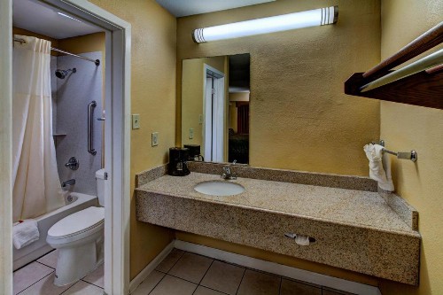 Kingsway Inn Corsicana - image 5