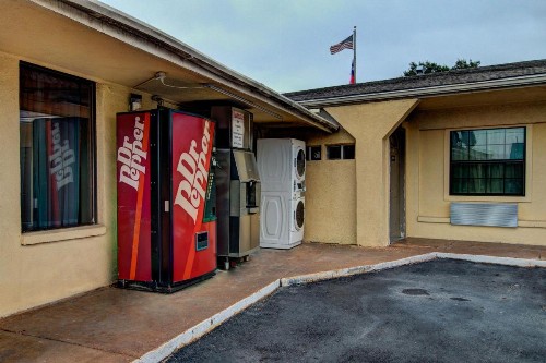 Kingsway Inn Corsicana - image 8
