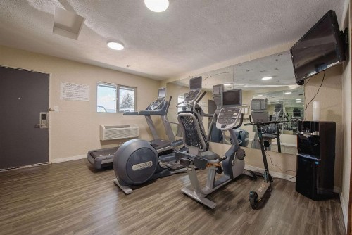 Quality Inn - image 11
