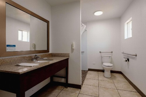Quality Inn - image 33