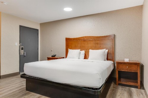 Quality Inn - image 8