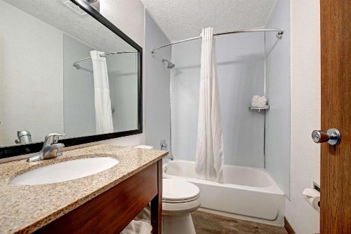 Quality Inn - image 9
