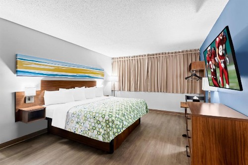 Ramada Hotel & Conference Center by Wyndham Cortland - image 3