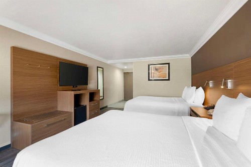 Best Western Plus Newport Mesa Inn - image 27