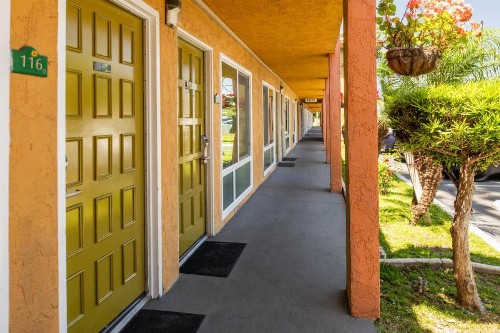Vagabond Inn Costa Mesa - image 2