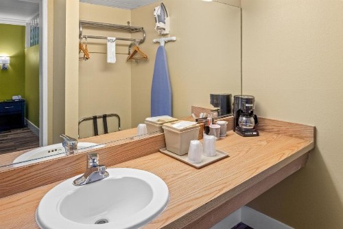 Vagabond Inn Costa Mesa - image 37