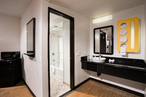 Motel 6-Costa Mesa CA - Newport Beach - image 5