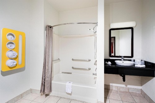 Motel 6-Costa Mesa CA - Newport Beach - image 6
