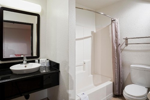 Motel 6-Costa Mesa CA - Newport Beach - image 7