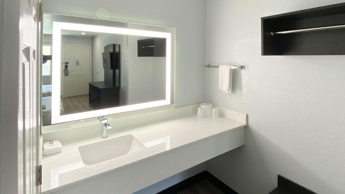 Motel 6-Costa Mesa CA - image 3