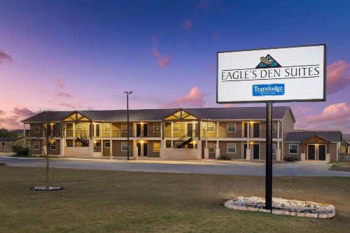 Eagles Den Suites at Cotulla