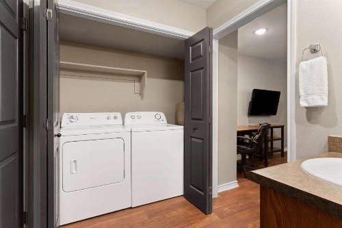 Eagles Den Suites at Cotulla - image 24
