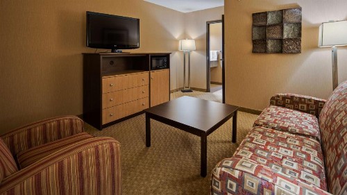 Best Western Crandon Inn & Suites - image 2