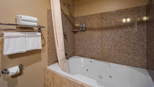 Best Western Crandon Inn & Suites - image 3