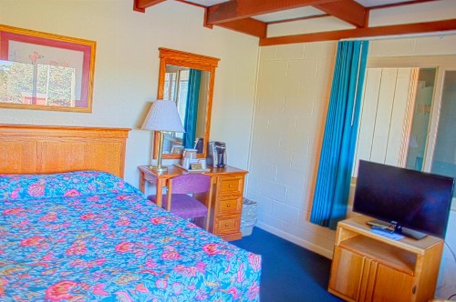Crescent Beach Motel - image 32