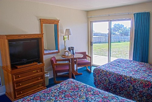 Crescent Beach Motel - image 49