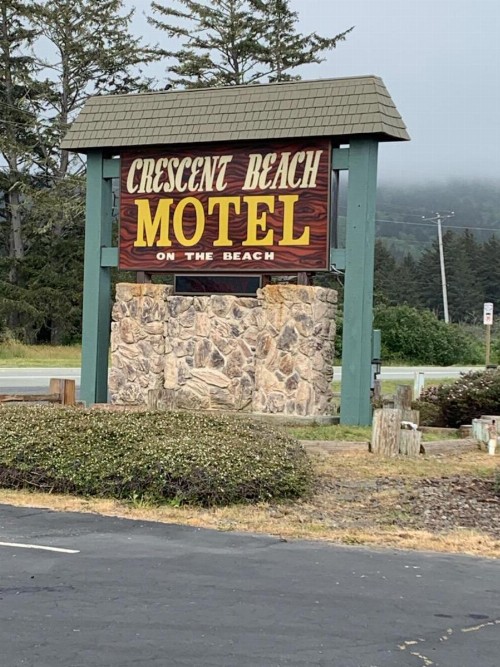 Crescent Beach Motel - image 8