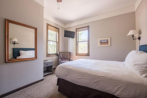 Elk Mountain Lodge - image 2