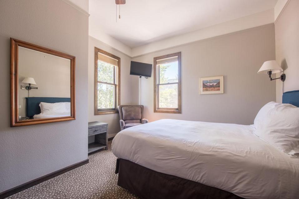 Elk Mountain Lodge - image 2