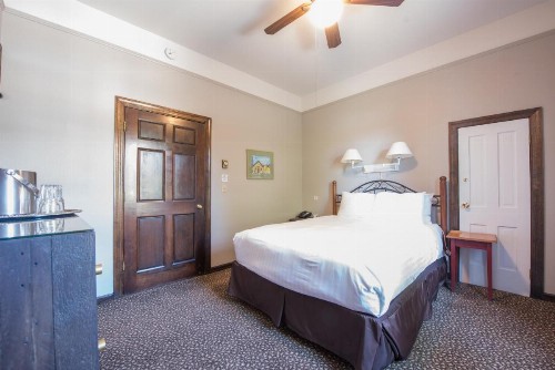 Elk Mountain Lodge - image 24