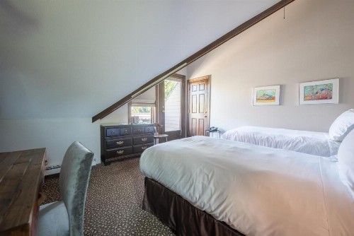 Elk Mountain Lodge - image 9