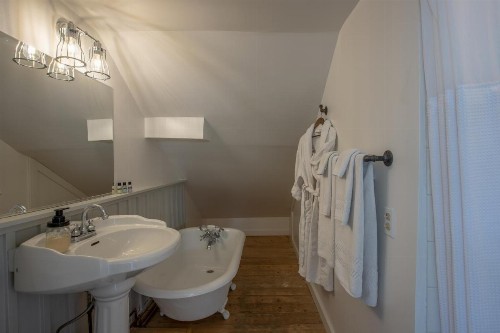 Purple Mountain Bed & Breakfast & Spa - image 11