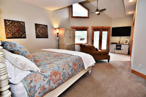 Pet Friendly Sleeps 22 48-Hour Cancellation Breathtaking Views with Hot Tub - Earhart - image 6