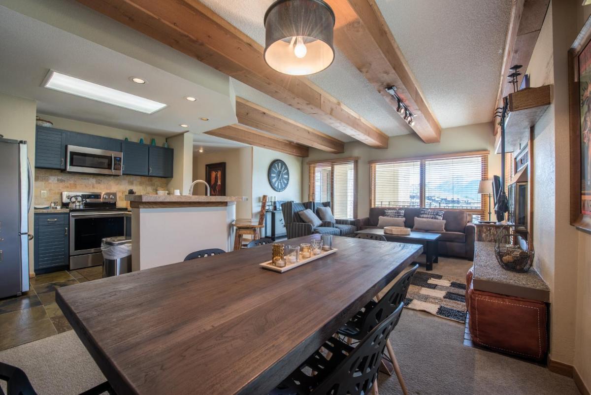 Lovely Modern Plaza Condo Condo - main image