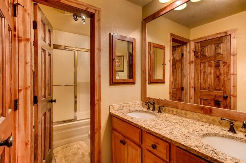 Recently Remodeled 2 Br Condo Condo - image 6