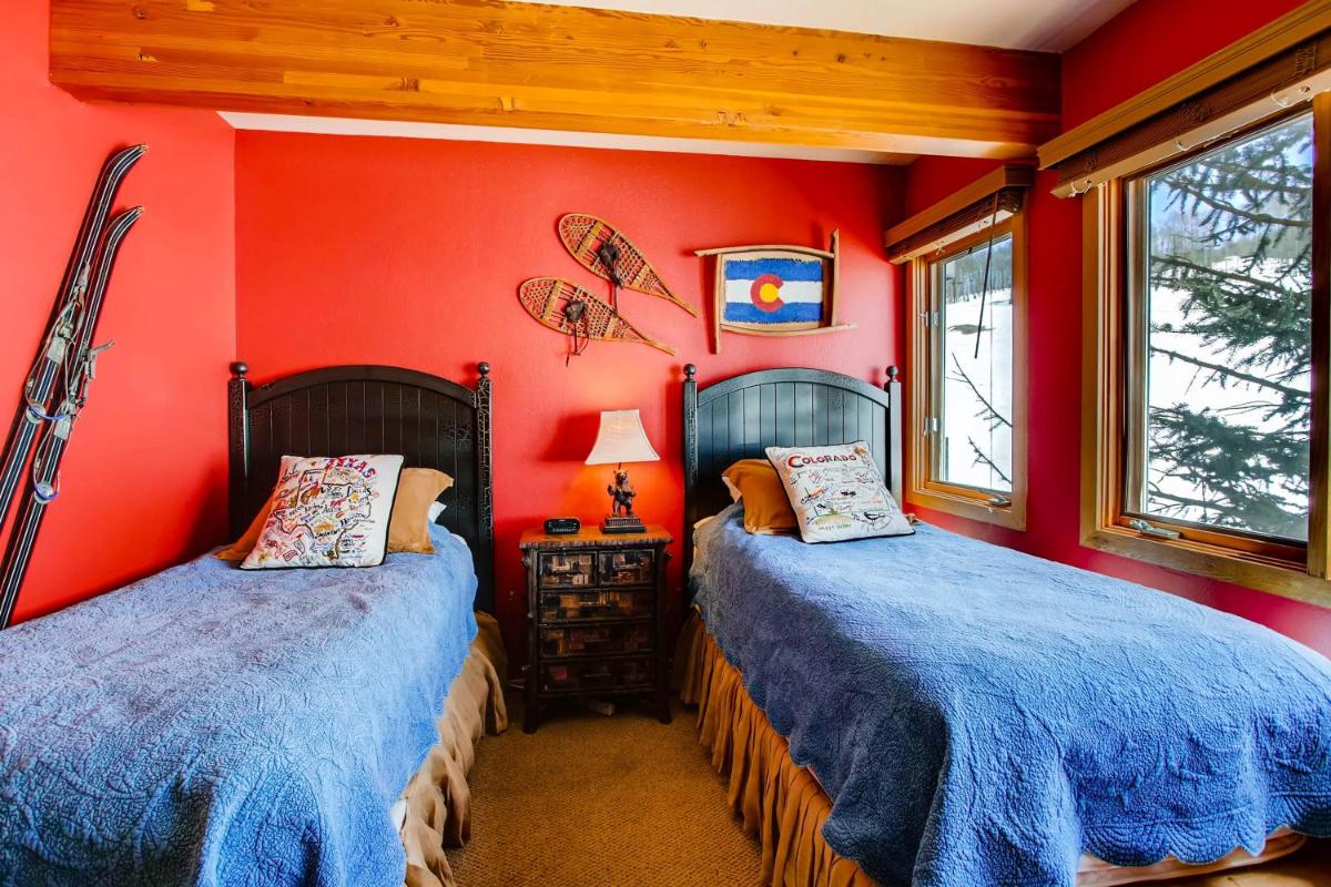 Ski-In/Ski-Out 2 Br Condo- Sleeps 6 People Condo - image 6