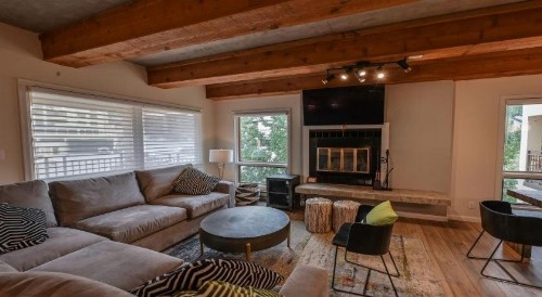 2 Br Residence With Huge Sectional Couch Condo