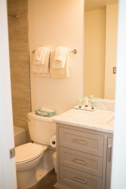 Mountain-Modern 3 Br Condo Condo - image 24