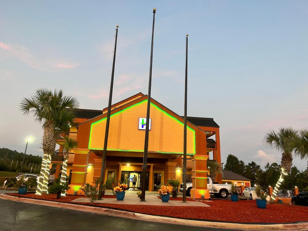 Home Town Inn & Suites - main image