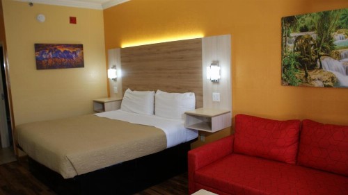 Home Town Inn & Suites - image 15